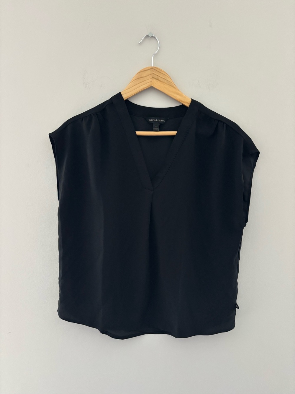 Banana Republic Black V-Neck Cap Sleeve Top Women's Career Casual Blouse Size S